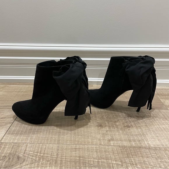 Alexander McQueen black suede platform high heel ankle bootie back bow size 38 - Picture 5 of 6